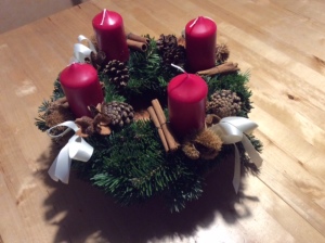 “Wenn es um Weihnachten geht, dann werden alle zu Christen.” Adventkranz 300x224 - “Wenn es um Weihnachten geht, dann werden alle zu Christen.”