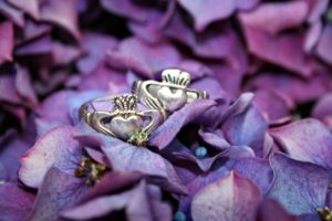 Rituale, Kult & Brauchtum claddagh rings 300x200 - Rituale, Kult & Brauchtum